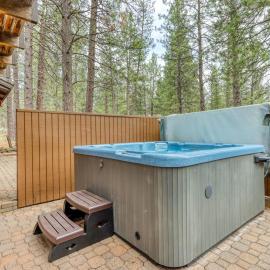Dog-Friendly Home with Private Hot Tub & Patio - SHARC Passes to Pools & Tennis, hotel in Sunriver