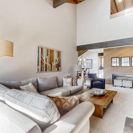 Updated home golf course view pool & tennis - wood fireplace grill and deck, hotel em Sunriver
