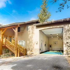 Comfortable home with SHARC passes private hot tub balcony & pickleball, hotel di Sunriver