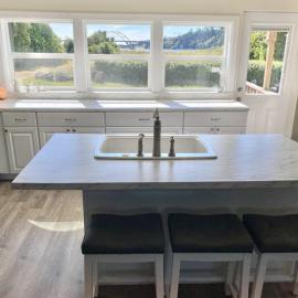 On the Water's Edge - Dog-Friendly Crabbing Bridge Views & More, hotel em Waldport