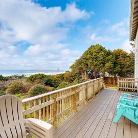 Viesnīca Spacious home with stunning ocean views hot tub shuffleboard air hockey WiFi pilsētā Valdporta