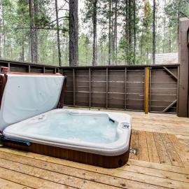 Sleek home with private hot tub & SHARC access - dog-friendly, hotell sihtkohas Sunriver