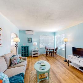 Charming dog-friendly house with Wifi & W&D - near the river