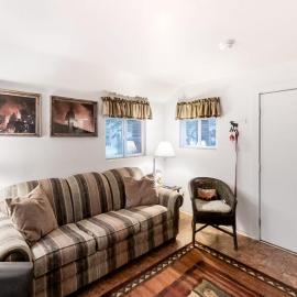 Dog-friendly mountain-view cabin in walkable locale with deck & grill, Hotel in Joseph