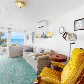 Dreamy coastal getaway with stunning ocean views washer&dryer free WiFi cable, hotel em Waldport