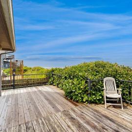 Viesnīca Waterfront dog-friendly getaway with a fireplace & incredible ocean views pilsētā Valdporta