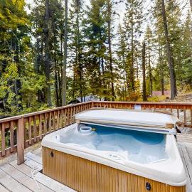 Vintage Cottage with Private Hot Tub Fireplace & Deck - Walk to the Lake Dogs OK, Hotel in Joseph