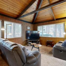 Viesnīca Comfortable Family-Friendly Sunriver Retreat with Deck & Grill - Free SHARC Access pilsētā Sanrivera