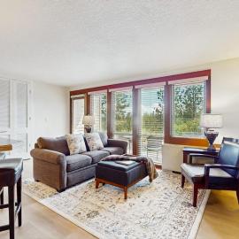 Cozy condo with shared pool hot tub sauna fitness room washer and dryer