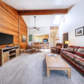 Condo on bike path with beautiful lake view pool tennis & SHARC passes