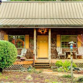 2-story dog-friendly 1 block from the beach with deck patio gas fireplace W&D, hotel in Manzanita