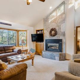 Inviting home with deck gas grill hot tub pools and SHARC passes, hotel a Sunriver