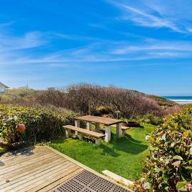 Dog-Friendly Oceanfront Cabin in the Trees with Gorgeous Views, hotel em Yachats