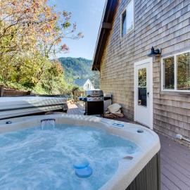 Delightful Home with Ocean View & Private Hot Tub - 3 Blocks to Beach