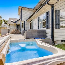 Luxurious home with 3 suites 3 fireplaces game room & hot tub - walk to beach