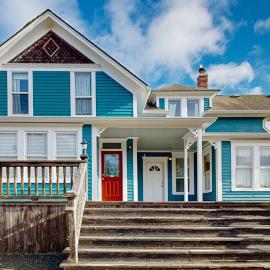 Restored Victorian Home with Free High-Speed WiFi & washer&dryer