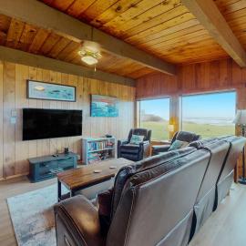 Oceanfront Dog-Friendly Home with Fireplace Ocean View Beach Access & WiFi, Hotel in Yachats