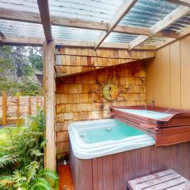 Dog-friendly mid-century home withhot tub close to beach, hotel a Yachats