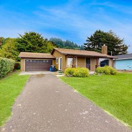 Experience Comfort and Serenity by the Sea Dog Friendly with AC & Patio