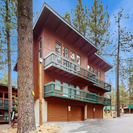 South Lake Tahoe में, होटल Slopeside alpine condo with gas fireplace shared hot tub-at base of Heavenly Lodge