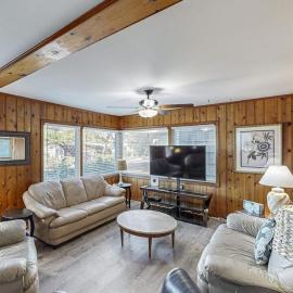 Spacious family friendly home one block to the beach with WiFi and game room, hotel di Seaside