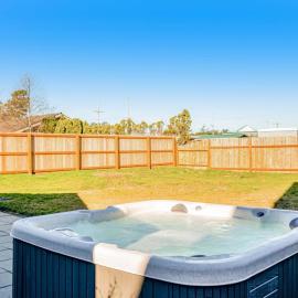 Downtown home with private hot tub & WiFi - walk to beach - dog-friendly yard, hótel í Ocean Park