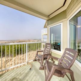 Dog-friendly oceanfront condo with electric fireplace - walk to the beach, hotel in Long Beach