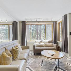 Adorable & stylish ski-in-ski-out condo with fireplace, Hotel in Kingswood Estates