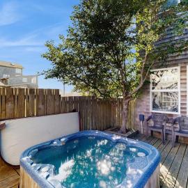 Gorgeous beach house with hot tub enclosed yard & fireplace - 1 block to beach, hotelli kohteessa Newport