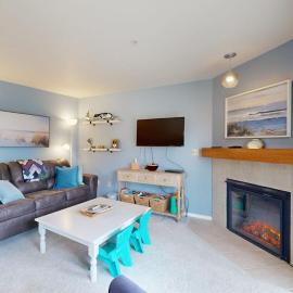 Oceanfront Condo with stunning views WIFI W&D fireplace & great location, hotel in Long Beach