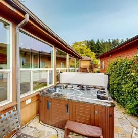 Oceanfront home with private hot tub walls of glass & spectacular view, hotel a Brookings