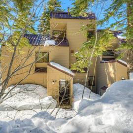 Charming Condo with Shared Hot Tub Pool Resort Amenities - Close to Ski & Beach