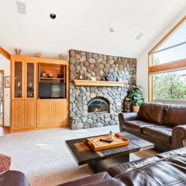 Spacious House with Private Hot Tub Golf Course Views & Furnished Outdoor Living, hotel in Sunriver