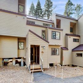 Cute condo with shared pool hot tub and tennis, Hotel in Carnelian Bay