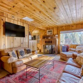Cozy pine interior home in the heart of Government Camp, Hotel in Government Camp