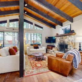 Rustic comfy dog-friendly cabin in the pines - walk to homeowners lake & beach, hotell sihtkohas Homewood