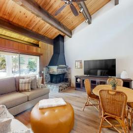 Radiant condo with fireplace outdoor pool tennis grill balcony washer&dryer, Hotel in Kings Beach