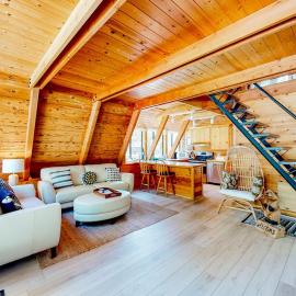 홈우드에 위치한 호텔 Dog-friendly A-frame cabin with 2 decks & fireplace - walk to the beach