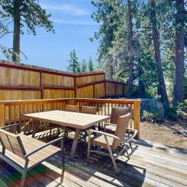 Pine Haven with Private Hot Tub & Deck Short Walk to Beach Near Skiing, hotel u gradu Kings Bič