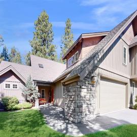 Stunning Sunriver retreat with private hot tub bike SHARC passes & fireplace