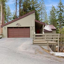 Spacious mountain home with deck mountain views & access to year-round activities, hotel v mestu Tahoe City