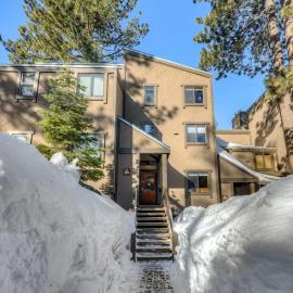Convenient & comfortable dog-friendly condo with Northstar Rec Center access
