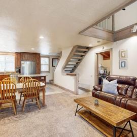 Gold Bend Condo - New Kitchen & Fireplace - Free Door-to-Lifts Ski Shuttle, hotel in Kingswood Estates