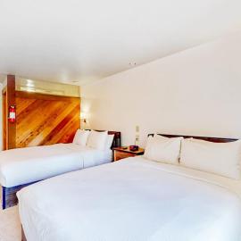 Alpine Hideaway - 3-Min Walk to Gondola & Steps to Dining - Pool & Hot Tub, hotel in Kingswood Estates
