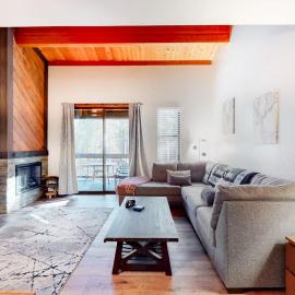 Lofted Mountain Escape with Free WiFi Shared Pool & Hot Tub Golf & Skiing Nearby, hotel in Kingswood Estates