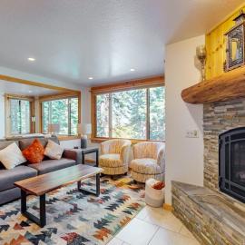 Remodeled Coyote Fork getaway - Ski-in-ski-out with pools hot tubs & tennis, hotel in Kingswood Estates