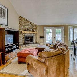 Dog-friendly home with pool & hot tub access fireplace bikes and WiFi, hotel em Sunriver