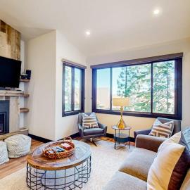Ski and Ski Out Designer Condo With a View, hotel in Kingswood Estates