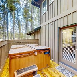 Quiet home with 8 SHARC passes private hot tub deck Ping-Pong & fireplace, hotel em Sunriver