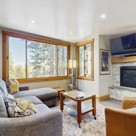Remodeled condo with balcony fireplace WiFi & mountain view - steps to slopes